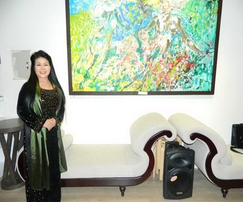 Họa sỹ Văn Dương Thành bên tác phẩm nghệ thuật của mình